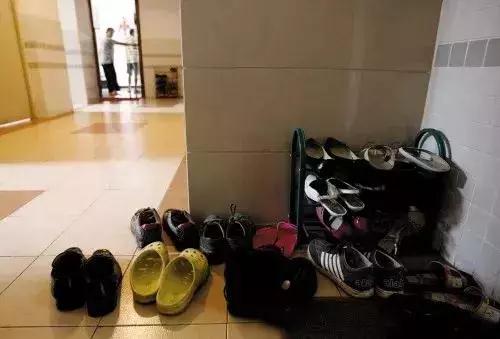 小区业主，不要把柜子鞋架等物品放在楼道里，丢了偷了，找物业索赔，法院不支持！