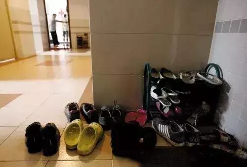 业主把鞋架、鞋柜等物品放在楼道里，丢了偷了，找物业索赔，法院不支持！