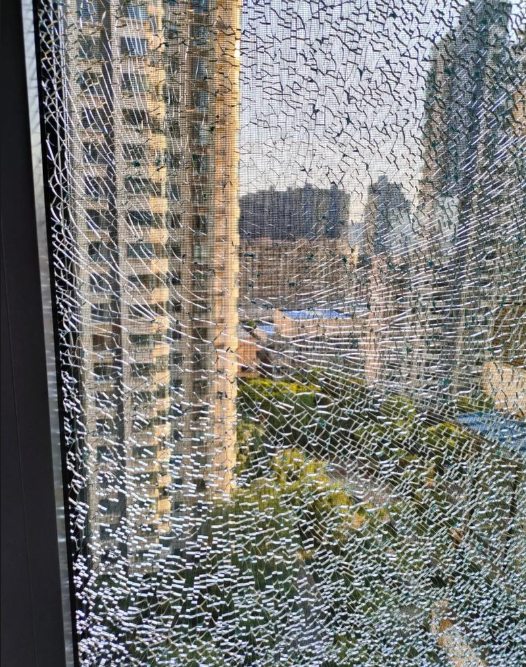 业主窗户玻璃自爆，由谁负责维修？