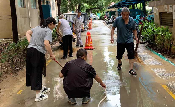 风雨逆行 清淤排涝｜小区暴雨防汛应急工作纪实